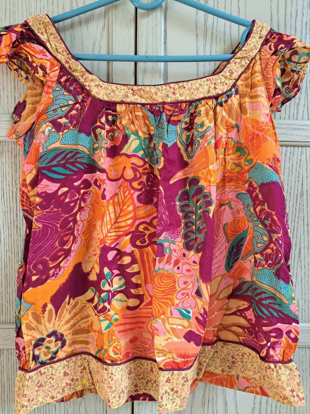 Patterned cut-sleeve blouse - Size Medium/Large