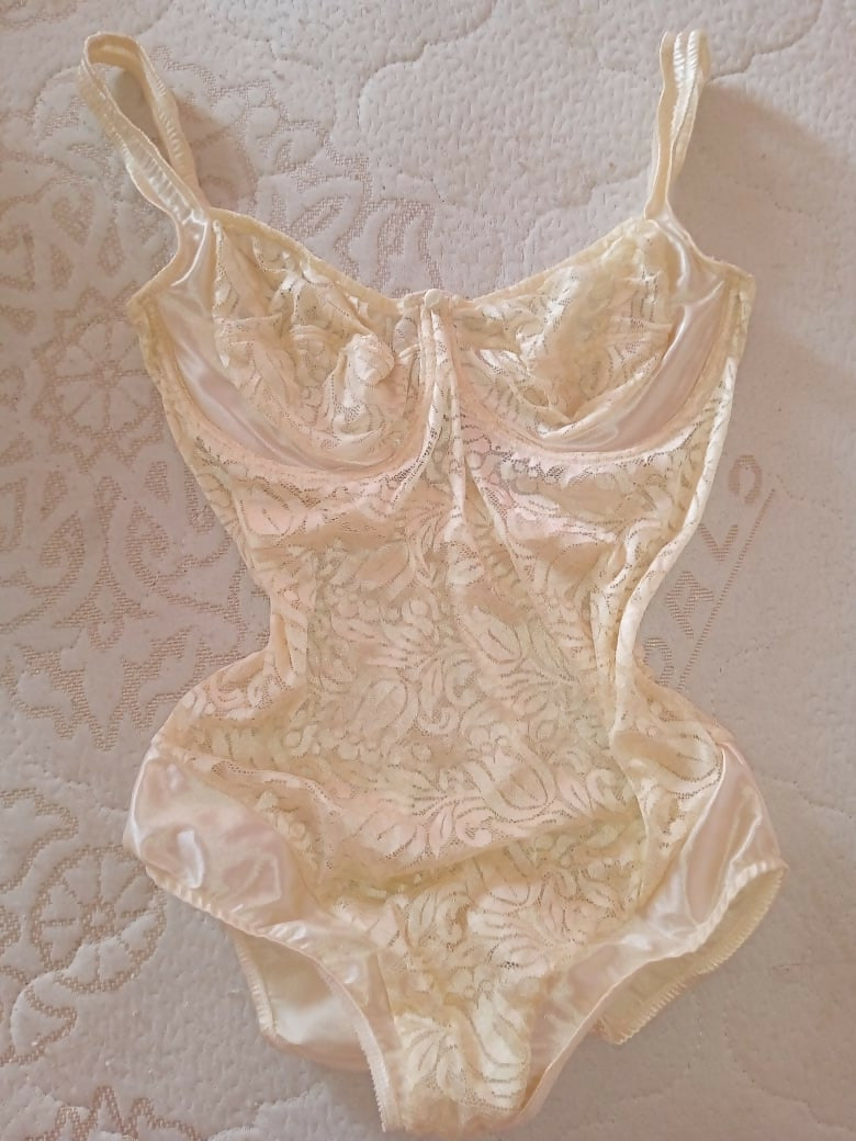 Little K Vintage Lace Bodysuit Size: S (NEVER WORN)