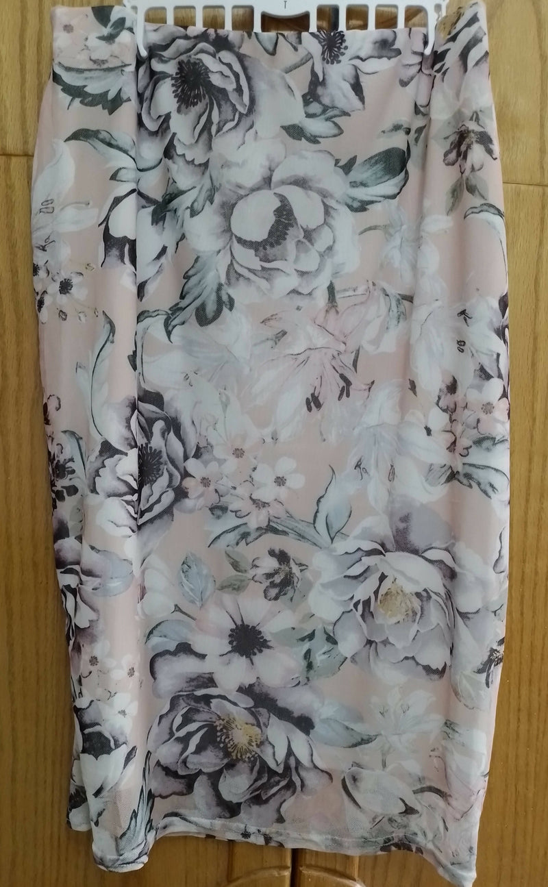 Select floral bodycon skirt *Size 40* *As new*