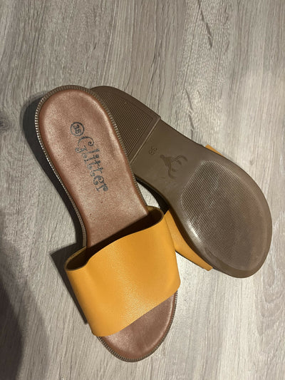 Yellow Slipper Size: 38