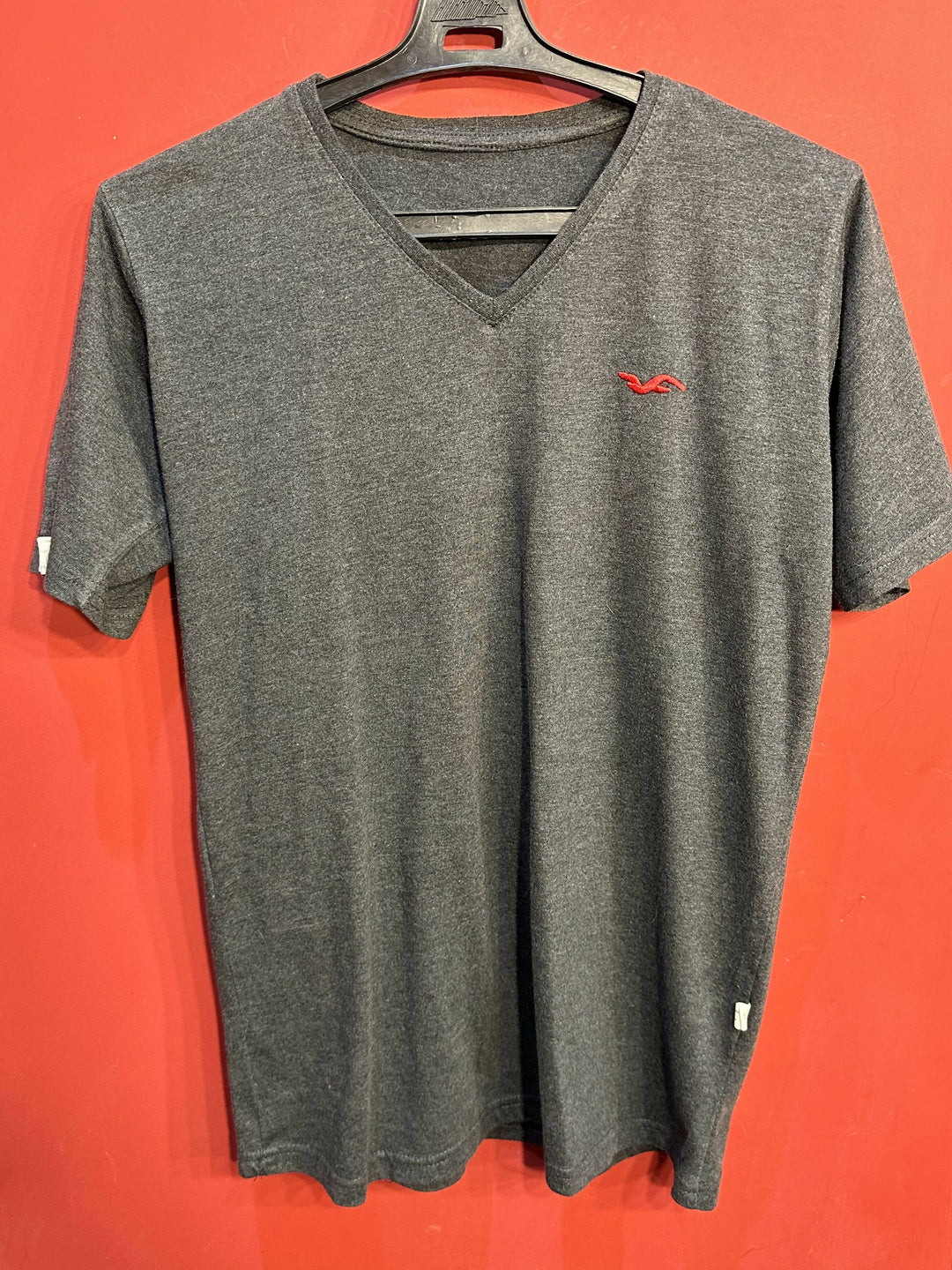 Hollister V-Neck T-Shirt in Charcoal
