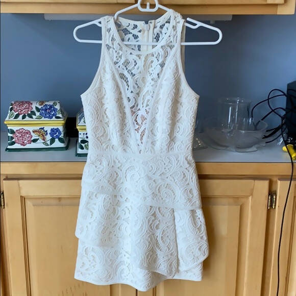 BCBGmaxazria White Dress Size 4