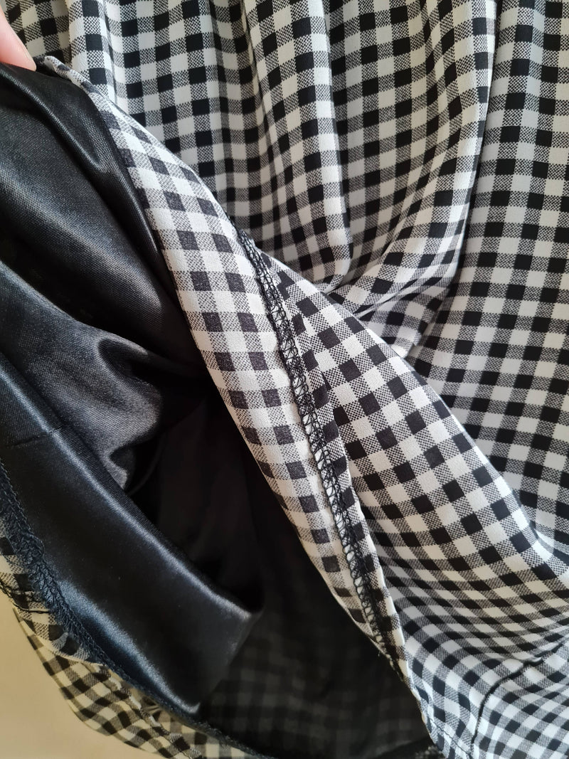 Black and white wrap dress Size: M/L