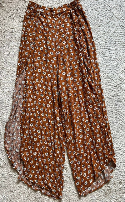 Pull&Bear two-tone floral pareo pants with front slits Size: XS/S