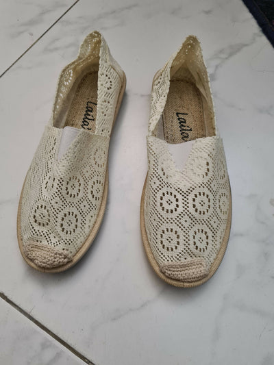 White Crochet flats/espadrilles Size: 38