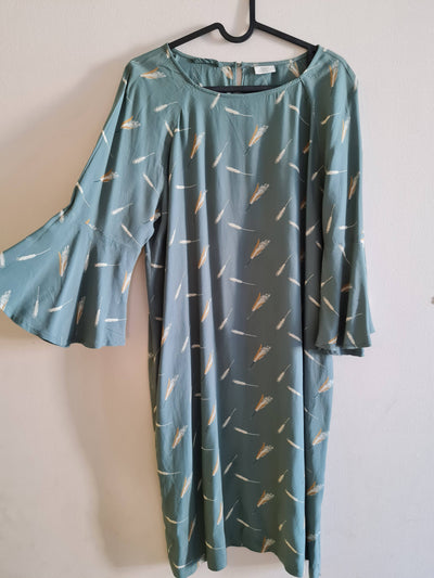 Elegant sage green midi dress Size: M/L