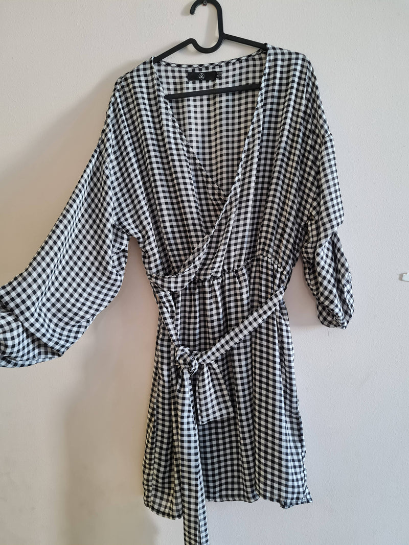 Black and white wrap dress Size: M/L