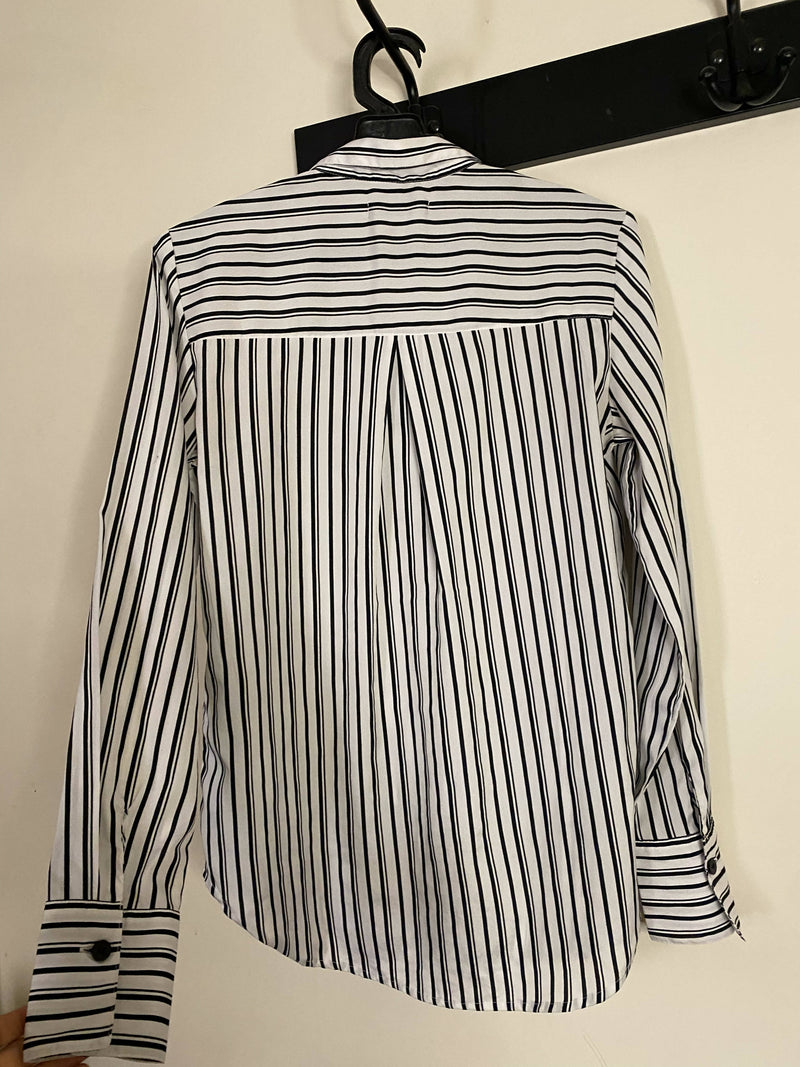 Reserved B&W Buttoned Striped Shirt w/a front pocket - S/M