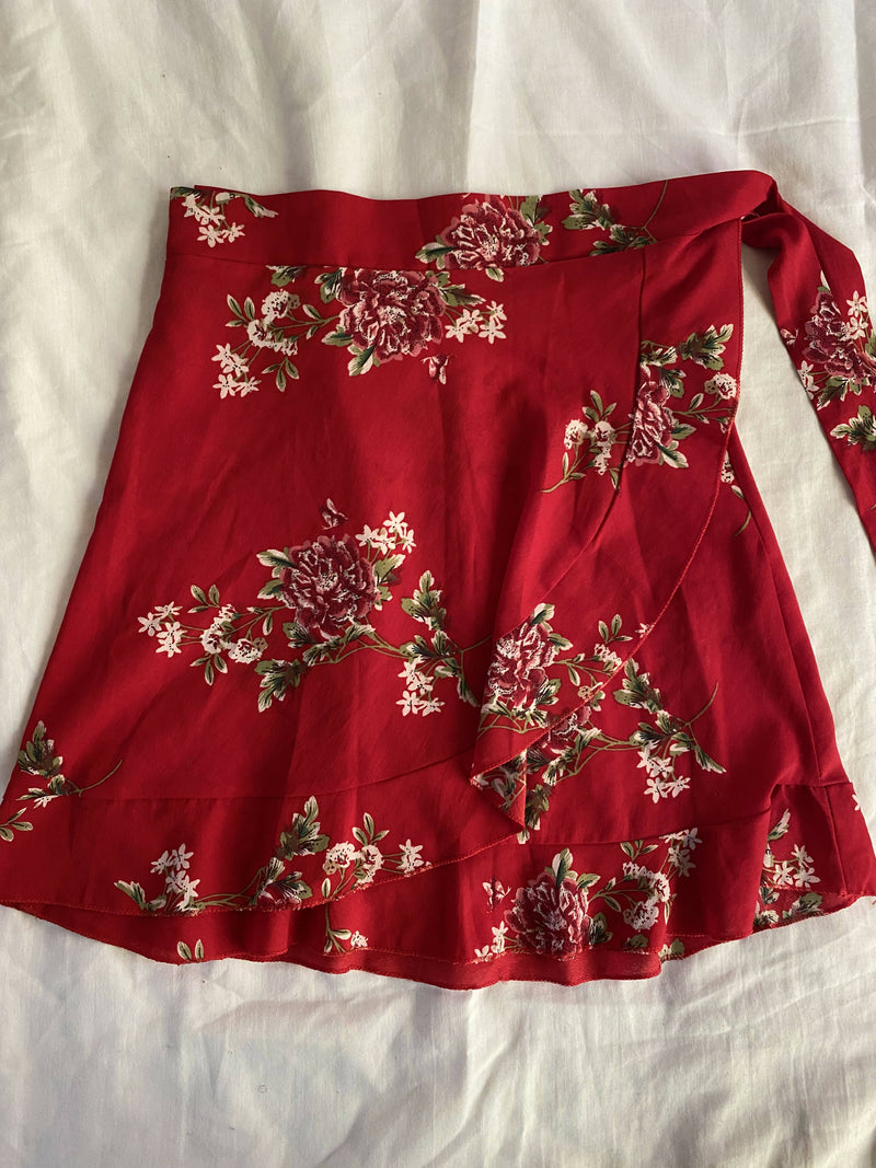 Red & Green Floral Mini-skirt Size: S/M