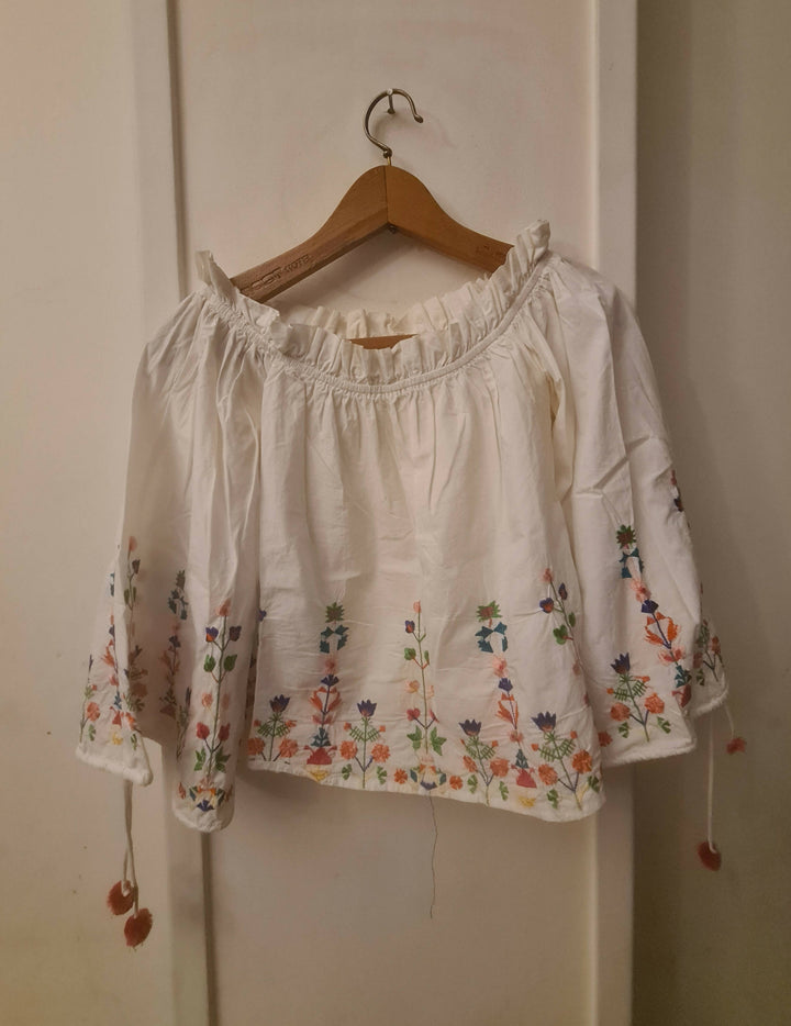 Stradivarius off shoulder. Size: S