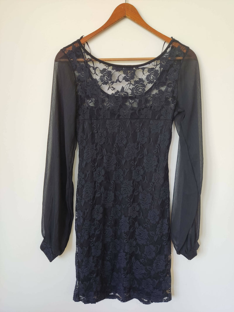 Small Long-Sleeved Black Lace Quiz Dress