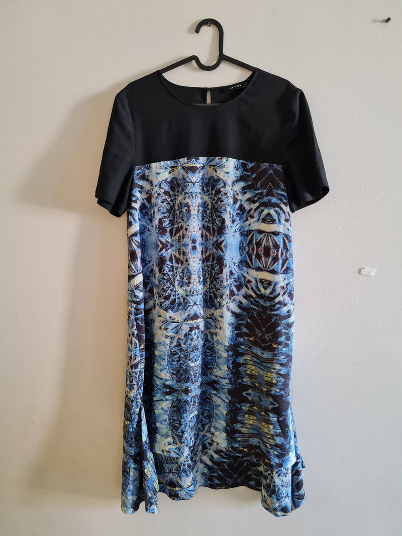 Mid length colour block dress Size: M/L