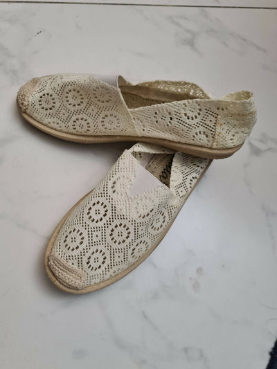 White Crochet flats/espadrilles Size: 38